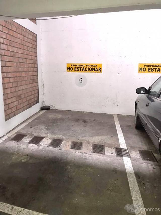 Venta de estacionamiento a 2 cuadras del parque kennedy